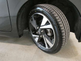 フロントタイヤの溝も十分に残っております。タイヤサイズは165/55R15となっております。