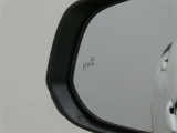 ブラインドスポットモニターです。走行中、ドアミラーでは確認しにくい後側方の車両を検知し、注意喚起をしてくれるので車線変更も安心です。