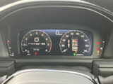 速度や燃料、警告表示などの情報がまとまり、運転に必要な内容を確認しやすい配置です。表示が見渡しやすく、走行中も必要な情報をすばやく把握するのに役立ちます。