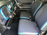 運転席は運転に集中できるようなデザイン、助手席は開放感があり、ゆっくり座れる造りになっています。