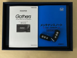 メンテナンスノート【点検整備記録簿・保証書】、取説も揃ってます。スマートキーはバッグなどにしまったままボタン操作でエンジン始動・停止やハイブリッドシステムの起動や停止ができて大変便利です
