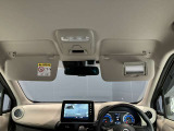 運転席のサンバイザーにはバニティーミラーも付いています。身だしなみチェックには欠かせません。