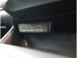 ディスプレイ下にはUSBの電源が2つあります。スマートフォンなどの充電に便利です。