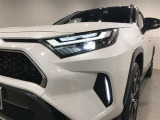 LEDヘッドライトです。デザイン性がよくとても明るいので、夜間の走行や悪天候でも安心です。しかも長寿命!