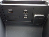 【充電用ポート】2口装備。スマートフォンなどを2台同時に充電でき、移動中のバッテリー切れ対策に便利です。家族や友人とのお出かけ、長距離ドライブで活躍します。