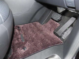 内装工程では、中古車を気持ちよくお乗りいただけるよう清掃しております。