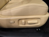 パワーシート搭載。微妙な調整が手軽にでき、ピッタリの最適なポジションで運転することが可能です。