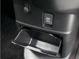 ◆センターロアボックス◆インパネ中央の下部には、ごみ箱としても使用する事ができるセンターロアボックスを装備しております。