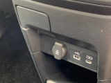 センターコンソールにはドリンクホルダーを装備!休憩中も運転中も重宝します。小物も置けますので使い方は様々です。ぜひ使いこなして快適なドライブをお楽しみくださいませ。
