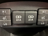 運転席と助手席の間にUSB電源があります。スマホなど外部機器の電源や充電に便利です。