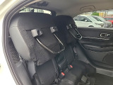 【チップアップシート】座面を跳ね上げて高さのある荷物も積載でき、日常からレジャーまで対応できます。