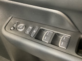 ハンドルの右側に電動格納付きパワーミラーの操作スイッチがついています。左右のサイドミラーの角度調節も微調整ができて便利です。パワーウインドウは運転席でドア4枚とも上下の操作ができるようになっています。