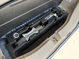 荷室下には、工具やパンク修理キットが収納されています。