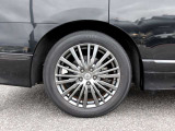 右リヤ225/55R18タイヤ&専用アルミホイール!