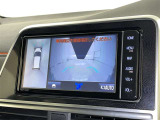 パノラミックビューモニターを装備。駐車場や交差点でクルマを真上から見るように周囲を確認できます。機能の詳細は販売店スタッフまでおたずねください。