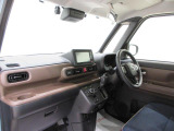 ダイハツのお店では、ダイハツ車を知り尽くしたプロフェッショナルが、専用の診断機器を使って各システムを点検しております。
