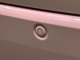 駐車場などでペダルの踏み間違えた時、急発進を抑制するバックソナーセンサーが付いているので安心です。