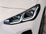 BMWの伝統の丸目4灯ヘッドライトでございます。LEDライトで視認性もよく明るく安全性の向上につながります。