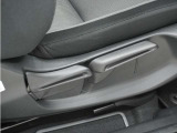 ◆シートハイトアジャスター◆運転席を上下に高さ調節ができます!運転ポジションを体格に合わせてシート調整できます。