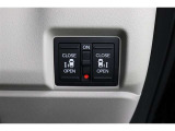 両側電動スライドドアはドアの直接操作以外にも運転席からのスイッチ操作やリモコン操作でも開閉が可能!狭い駐車場などでもドアの開閉が楽々・安心ですね!