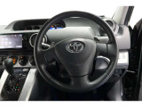 ハンドルの下部がフラットな形状になっているので、メーターなどの視野性が増し運転者にとって快適で安全です。