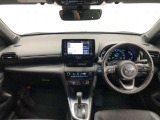 シンプルながら機能性あふれる運転席廻りです。視界性もよく、運転しやすいですよ。