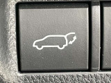 「運転席からボタン一つでバックドアを開閉できる便利なスイッチです。」