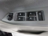 運転席のパワーウインドスイッチで全席窓の開閉・ロック操作ができます。