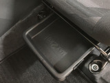 【シートアンダートレイ】助手席の下には収納式のトレーがあるので、ちょっとした物を運転席から手の届く範囲で出し入れが出来るので便利なんですよ♪