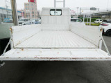 荷台のバタ板を水平に保つチェーンも装備