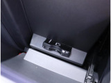 ETCはグローブボックスの中に装着されています。こちらの車両にはDSRCが付いていますので、渋滞情報などリアルタイムでナビゲーションに反映されます。