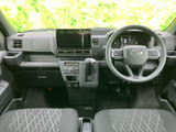 前席まわりは窓からの視界が広く、運転席と助手席にゆったり座れる空間です。シートの柄や足元まで落ち着いた色合いでまとまり、日常使いにもなじみやすい室内です。
