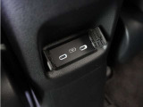 ◆後席用USBチャージャー◆後部座席に搭乗される方のために便利で使いやすい位置に設置。長時間のドライブも安心です♪