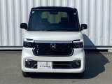 LEDヘッドライトは、本当に明るくて安全です。暗い夜道からお客様を守ってくれます。運転しやすいですし、自慢にもなるかも?黄色いハロゲンライトと見比べてください。