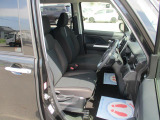 女性の方ももちろんですが、運転席側、助手席側の足元スペースが広いので男性の方が運転しても窮屈になりにくいですよ!