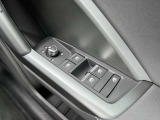 ミラーヒーター、ミラー格納、ミラー調整スイッチ、窓の開閉操作。Audiでは触感開発チームがあり、クリック感は操作する喜びを感じていただけます。