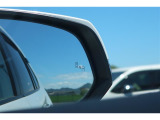 隣車線を走る車両をレーダーで検知し、ドアミラーでは確認しにくい後側方エリアに存在する車両に加え、急接近してくる車両も検知します。車両を検知するとドアミラーに搭載されたLEDインジケーターが点灯します。