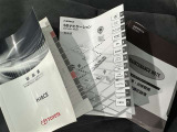 メンテナンスノート、取扱説明書です。 その車の整備記録が事細やかに記録されています。 車が生まれてから今までどのような道を歩んできたのか判るとても重要な物ですよ。