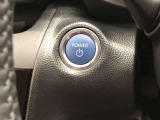 エンジンスタートスイッチです。キーが車内にあれば、エンジンの始動や停止はスイッチを押すだけ!キーを取り出す手間を省き、ワンプッシュで操作できるので簡単でスムーズです。