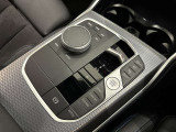 8速ステップトロニック付AT I-driveコントローラーでモニター部分を操作します。直感的に使用することが可能です。