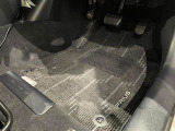 内装工程では、中古車を気持ちよくお乗りいただけるよう清掃しております。シートの洗浄はもちろん、ニオイの元となるフロアカーペットまで洗浄・消臭を実施。