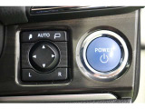 もちろん電動格納ミラーです。ミラーを閉じて入る立体駐車場などでは有ると便利ですね。ドアの施錠・解錠と連動してドアミラーが格納・復帰するオート電動格納機能も装備しています。