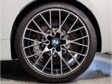 【BMWアロイホイル】軽量かつ強度に拘ったアロイホイル。走行性能ポテンシャルを引き出す設計。車の足元を引き締めてくれる大きなポイントはアロイホイルです。
