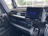 助手席インパネトレーは、軽食やスマホ、小物をサッと置ける便利なスペース。手元に置いておきたい物を気軽に置けて、日常の中でしっかり活躍してくれます。