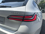 また、BMW正規認定中古車は、エマージェンシーサービスが自動付帯。24時間365日、皆様のカーライフをサポート致します。確かな安心のうえで、「駆けぬける歓び」をご堪能ください。