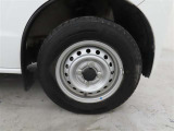 装着タイヤサイズは、145/80R12です。