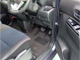 足元ゆったりな運転席♪