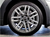 アロイは英語で合金を意味しますが、車の世界ではアルミ製のホイールを指します。大衆車のホイールは製造コストが安いスチール(鉄)でできていますが、アルミ(アルミ合金)製ホイールは軽いのが特徴です。