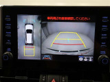 パノラミックビューモニターを装備。駐車場や交差点でクルマを真上から見るように周囲を確認できます。機能の詳細は販売店スタッフまでおたずねください。