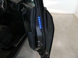 夜間にフロントドアが開いていることをお知らせしてくれる、ブルーカラーのLEDが付いております。